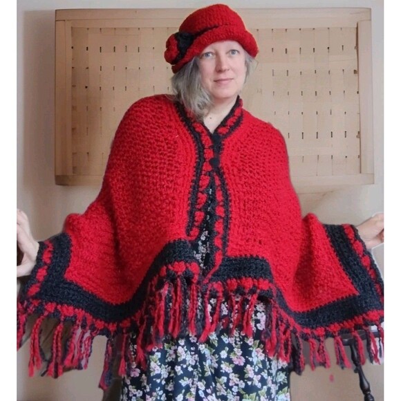 Vintage Handmade Red Black Crochet Wrap & Hat Set Fuzzy Acrylic Fringe - Picture 2 of 9